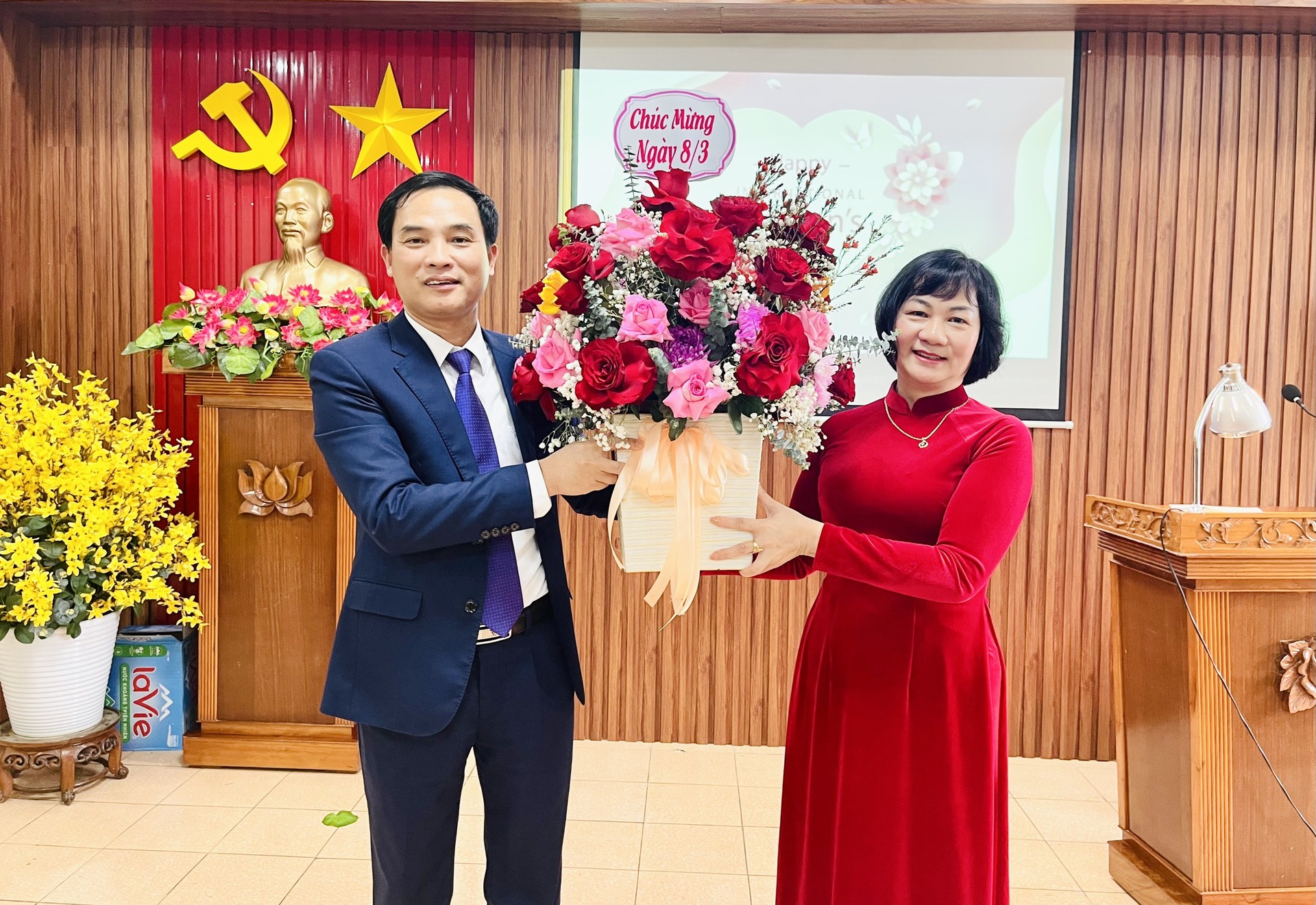 Rộn ràng kỷ niệm ngày Quốc tế phụ nữ 8-3, khởi nghĩa Hai Bà Trưng và ngày Quốc tế Hạnh phúc 20/3.
